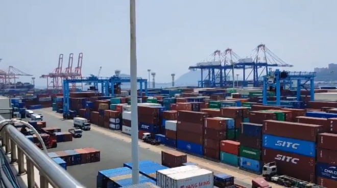 LG유플러스는 21일(수) 서호전기와 손잡고 ‘5G 스마트 항만’ 사업에 나선다고 밝혔다. 5G 상용망에 기반한 스마트 항만 운영 실증은 세계에서 처음이다. 사진은 국내 한 항만에서 사람이 직접 야적장 크레인(파란색)을 운용하는 모습. / 사진 제공 = LG유플러스