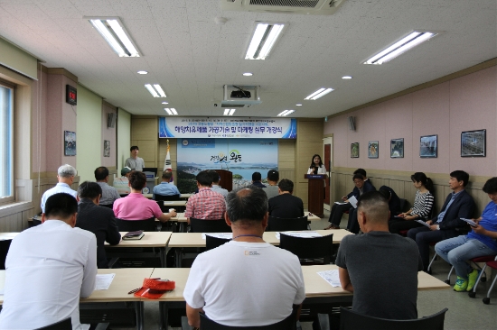 완도군은 지난 20일 해양바이오연구센터에서 2019년도 ‘지역산업 맞춤형 일자리 창출 지원 사업’의 하반기 교육 개강식을 가졌다./사진=완도군