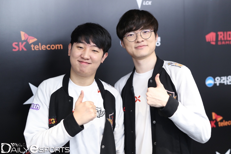 SK텔레콤 T1의 '칸' 김동하(왼쪽)와 '페이커' 이상혁.