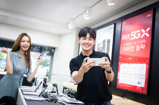 SK텔레콤은 세계 최초로 단일 통신사 기준 5G 가입자 100만 명을 지난 21일 돌파했다고 밝혔다. SK텔레콤 모델들이 서울 명동에 위치한 대리점에서 ‘갤럭시 노트10’로 5G 서비스를 사용하고 있는 모습. / 사진 제공 = SK텔레콤
