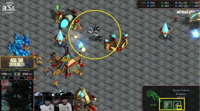 정윤종의 본진에 난입한 이영호의 벌처 2기. 마인 업그레이드가 되지 않았음을 알 수 있으며 프로브를 사냥하고 있는 벌처의 오른쪽에 스타게이트가 보인다.