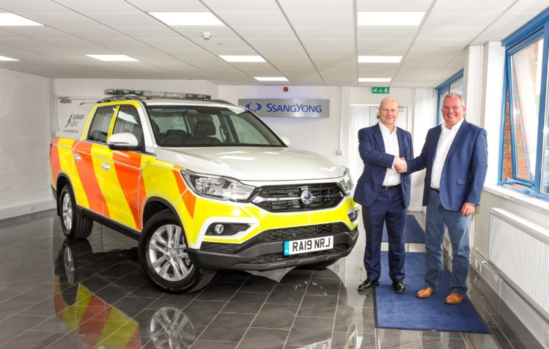 지난 5일 영국 루턴 쌍용자동차 영국대리점에서 영국의 도로교통공사 하이웨이즈 잉글랜드(Highways England)에 렉스턴 스포츠(현지명 무쏘) 32대를 전달하는 행사가 열린 가운데, 하이웨이즈 잉글랜드 닉 해리스 운영책임자(왼쪽)와 쌍용자동차 영국대리점 닉 레어드 대표가 악수를 나누고 있다.