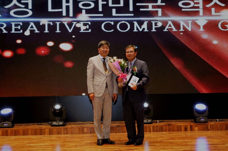 21일 한국경영학회 융합학술대회 시상식에서 매일홀딩스 김정완 회장(오른쪽)이김용준 한국경영학회 회장(왼쪽)으로부터 ‘대한민국 혁신경영대상’을 수상하고 있다.