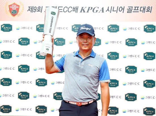 제9회 그랜드CC배 KPGA 시니어 골프대회 우승자 신용진. 사진=KPGA 제공