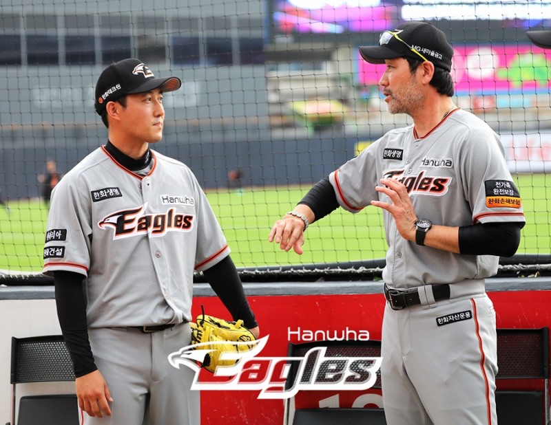 한화이글스투수신정락(왼쪽)한용덕한화감독.사진=한화이글스