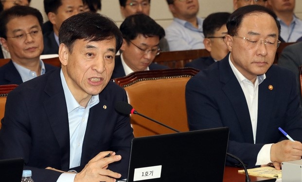 국회에서 열린 기획재정위원회 전체회의에서 이주열 한국은행 총재가 의원 질의에 답변하고 있다.