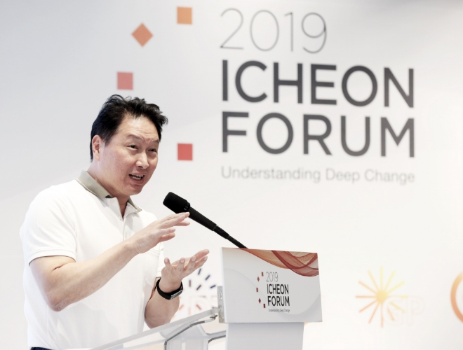 최태원 SK 회장이 22일 경기도 이천 SKMS연구소에서 열린 '2019 이천포럼' 마지막날 행사에서 디지털 트랜스포메이션과 인공지능 등 혁신기술을 활용, 딥 체인지를 가속화하자는 마무리 발언을 하고 있다. / 사진 제공 = SK