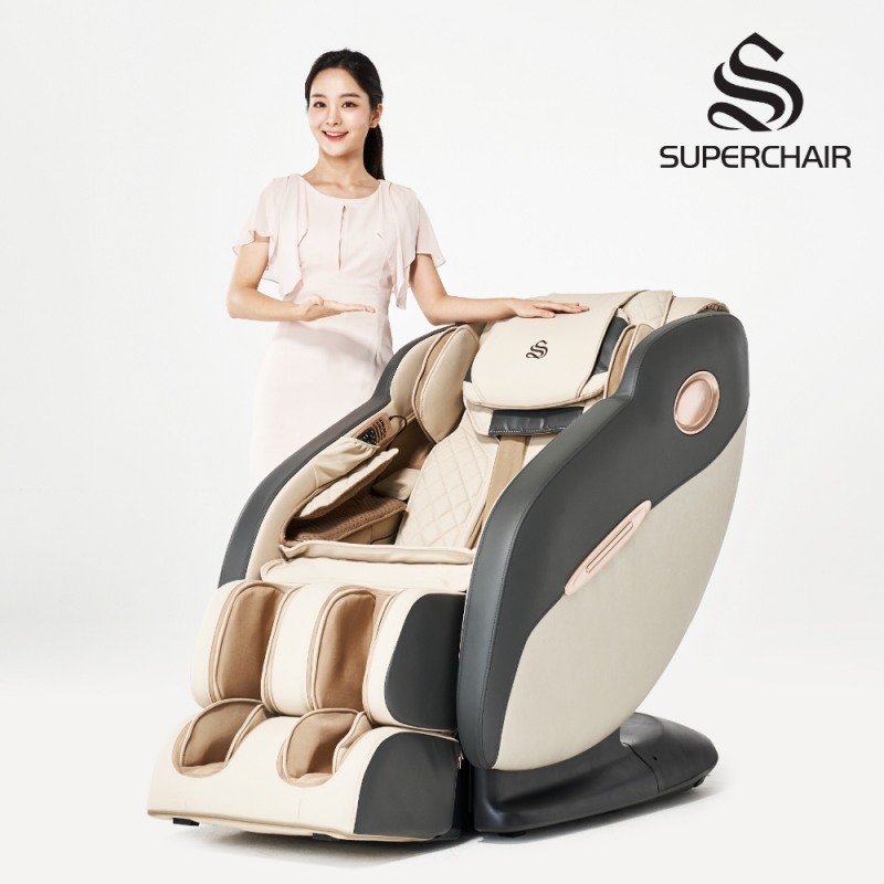 사진=슈퍼체어 광고모델 송소희가 안마의자 ‘유벤타 플러스’ 옆에서 포즈를 취하고 있다.