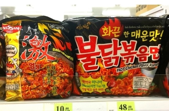 닛신이 내놓은 붉닭볶음면(왼쪽)과 삼양 불닭볶음면 (블로그 캡쳐)
