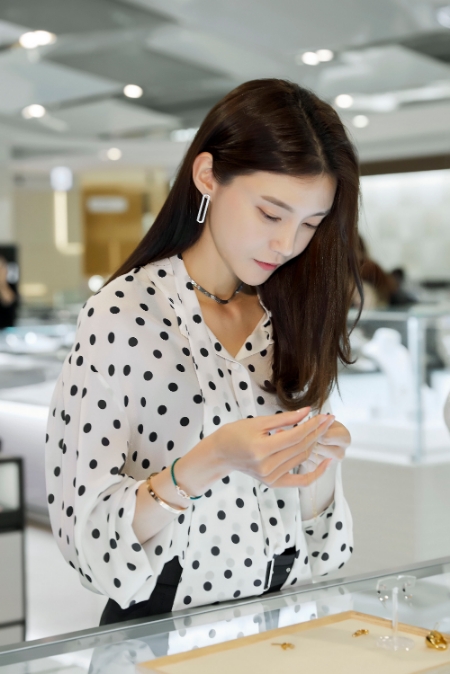 차예련, 압구정 현대백화점서 주얼리 스타일링으로 우아한 미모 '뿜뿜'