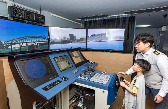 23일 부산시 진구 다문화가족지원센터의 어린이들이 현대해양서비스 트레이닝 센터를 방문해 선박 조종 시뮬레이션을 체험하고 있다. / 사진 제공 = 현대상선