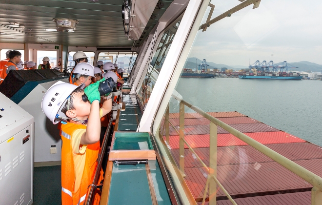 23일 현대상선 부산신항만 터미널을 방문한 부산시 진구 다문화가족지원센터의 어린이들이 6,800TEU급 컨테이너선 ‘현대 자카르타(Hyundai Jakarta)호’에 올라 브릿지(선박을 조종하는 공간)를 둘러보고 있다.