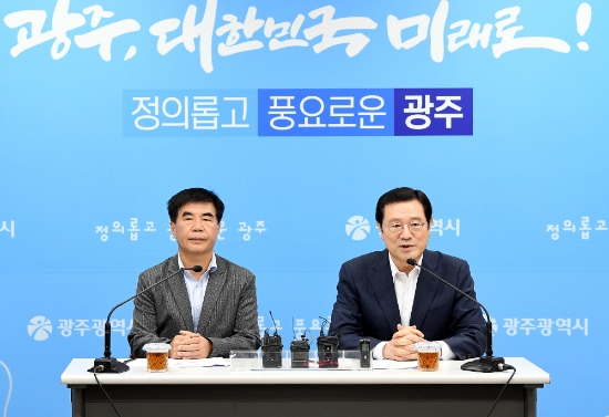 이용섭 광주광역시장이 시청 5층 브리핑실에서 윤종해 한국노총 광주지역본부 의장과 광주글로벌모터스 운영방향 관련 공동 기자간담회를 하고 있다./사진=광주광역시