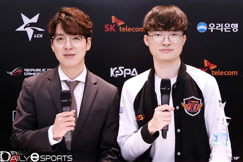 SK텔레콤 T1 김정균 감독(왼쪽)과 주장 '페이커' 이상혁.