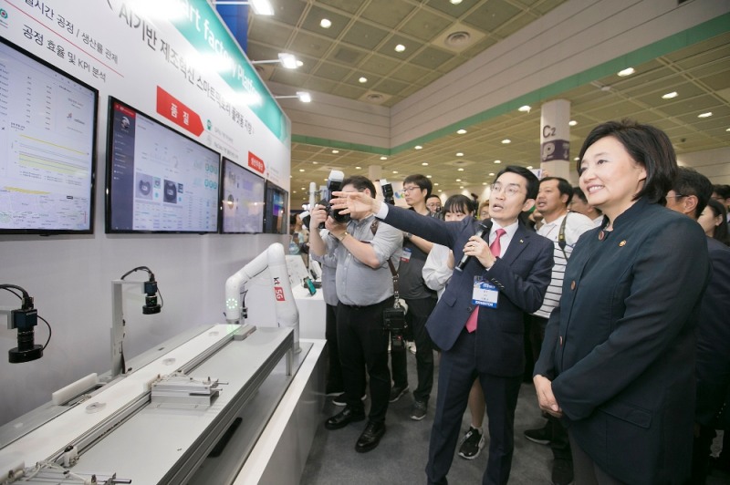 26일 오전, KT 5G플랫폼개발단장 이용규 상무가 KT 전시관을 방문한 박영선 중소벤처기업부 장관 및 관계자들에게 KT의 5G 기반 스마트팩토리 플랫폼을 설명하고 있다.
