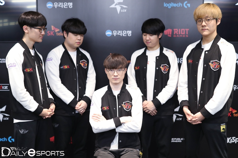 SK텔레콤의 주장이자 허리를 든든히 지키고 있는 '페이커' 이상혁(가운데).