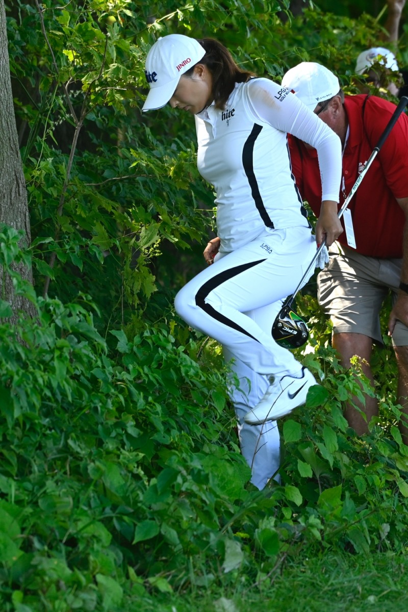 CP우먼스오픈 최종일 9번 홀에서 볼을 찾는 고진영. 사진=Bernard Brault, Golf Canada