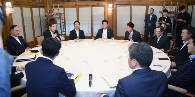 日화이트리스트 배제 D-1 靑, 당정청 회의 … 日 움직임 주시 대책 점검