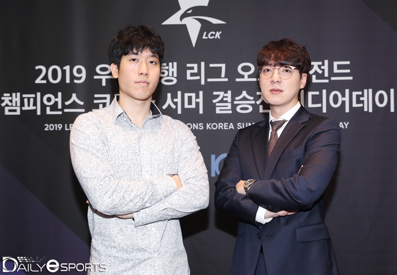 그리핀 김대호 감독(왼쪽)과 SKT 김정균 감독,