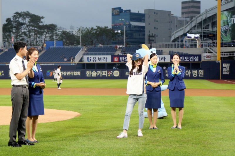 27일 창원NC파크에서 열린 'NC 다이노스 VS KT 위즈’ 경기에서 에어부산 김윤정 캐빈승무원이 시구를 진행하고 있다. / 사진 제공 = 에어부산