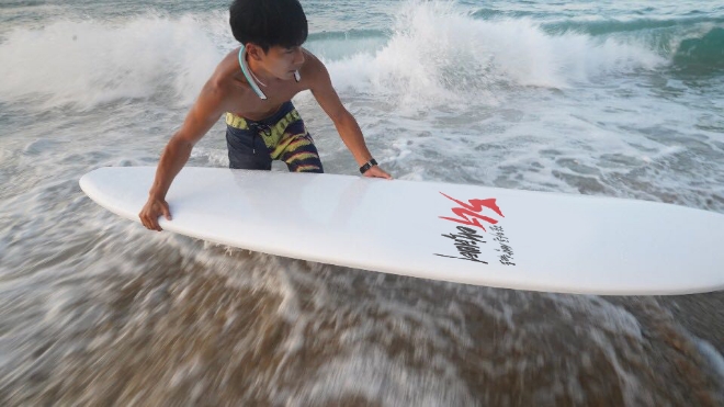 KT는 31일부터 내달 1일까지 양일간 국내 최대 서핑 동호회 ‘서프엑스(SURFX)’가 주관하고 스포츠조선이 주최하는 ‘2019 서핑 페스티벌’에서 5G 액티비티 및 다양한 이벤트를 진행한다. KT는 앞서 이달 9일부터 18일까지 강원도 양양군 서피비치에서 ‘KT 5G 비치 페스티벌’을 진행하며 5G 액티비티를 알렸다. KT 모델이 강원도 양양 해변에서 5G 액티비티를 홍보하고 있다. / 사진 제공 = KT