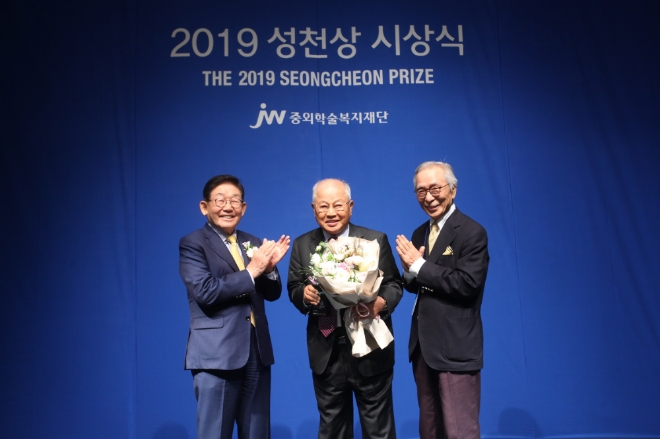 JW그룹의 공익재단인 중외학술복지재단은 28일 광주 홀리데이인광주호텔에서 제7회 성천상 시상식을 개최했다. (좌로부터) 이종호 중외학술복지재단 이사장, 수상자인 푸른뫼중앙의원 이강안 원장, 이성낙 성천상위원회 위원장이 기념촬영을 하고 있다.