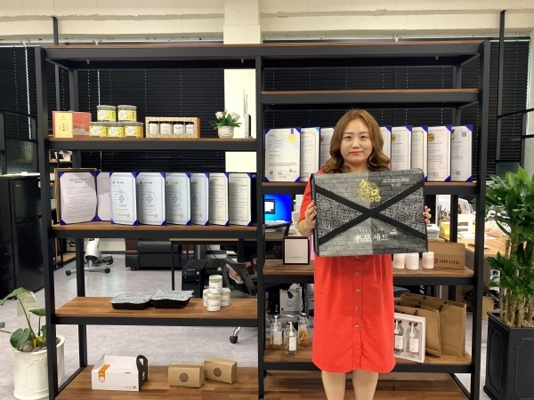 라이브 커머스 ‘그립(GRIP)’과 함께하는 ‘깐깐한 강대표’ 추석선물세트