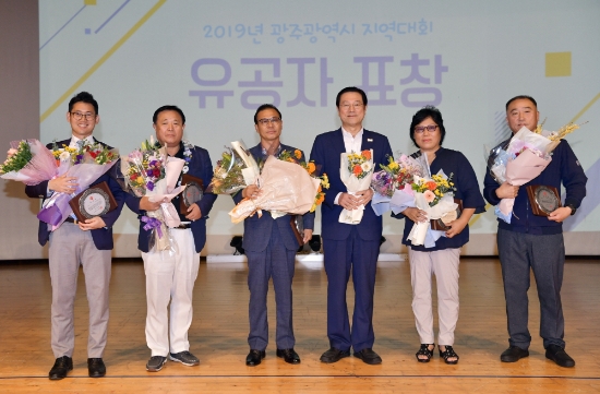 이용섭 광주광역시장이 28일 오후 서구 화정동 청소년수련원에서 열린 '광주광역시 지역사회보장협의체 지역대회'에 참석해 유공자 표창을 수여한 뒤 기념촬영을 하고 있다./사진=광주광역시