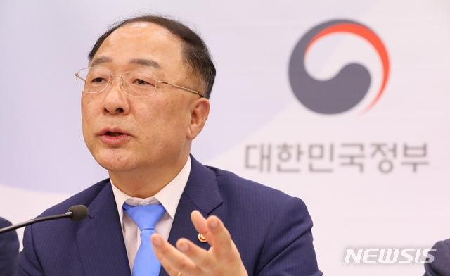 홍남기 부총리 겸 기획재정부 장관이 지난 27일 정부세종청사에서 2020년 예산안에 대해 설명하고 있다./뉴시스