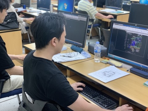 수업 중인 중부기술교육원 공동훈련센터 인테리어디자인 과정 교육생