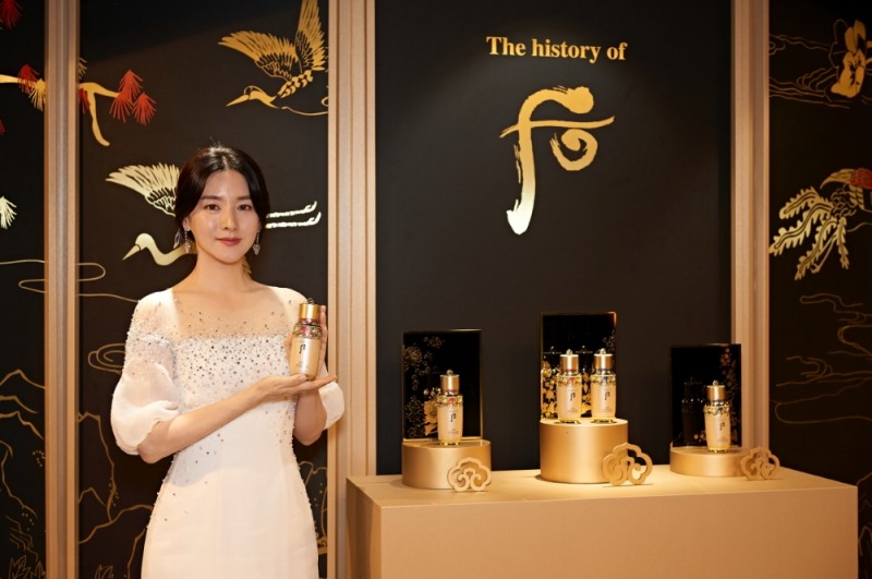 LG생활건강이 29일 저녁 중국 상하이 징안 샹그릴라 호텔에서 개최한 '2019 후 궁중연향 in 상하이' 행사에 참석한 브랜드 모델 배우 이영애가 '2019 비첩 자생 에센스 스페셜 에디션'을 선보이며 포즈를 취하고 있다.