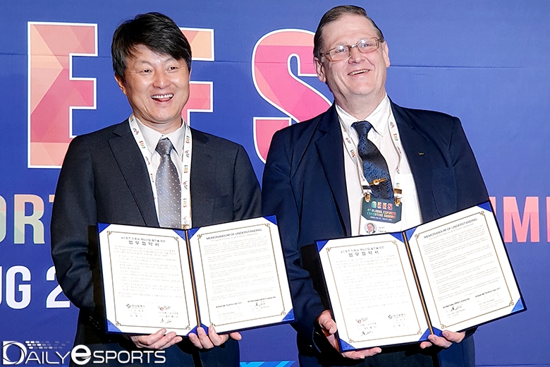 유재수 부산광역시 경제부시장(왼쪽)과 콜린 웹스터 IeSF 회장이 업무 협약서에 사인하고 협조를 약속했다.