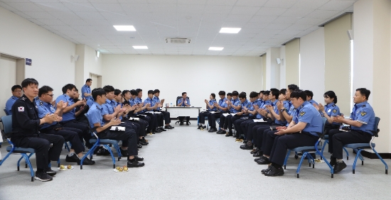 채광철 목포해경서장이 30일 목포해경 전용부두 해화관 강당에서 경위이하 재박 함정 직원 60여명이 참석한 가운데 소통간담회를 가졌다./사진=목포해경
