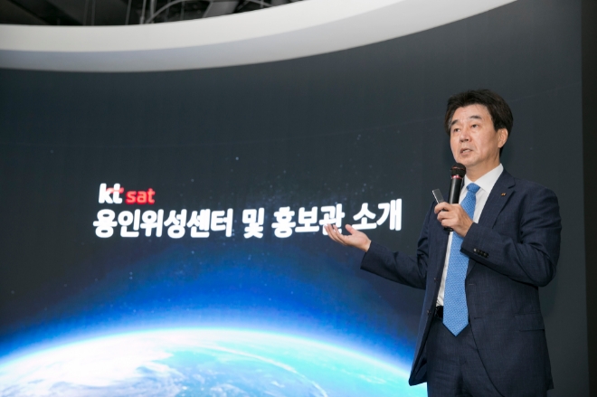 사진은 KT SAT 한원식 대표가 홍보관에 대해 설명하고 있는 모습.