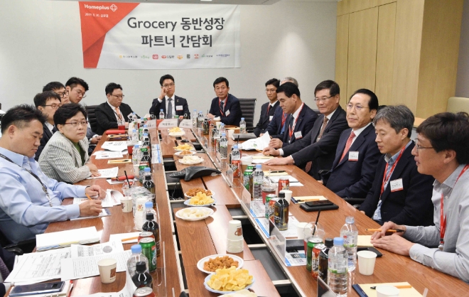 왼쪽 스트라이프 상의의 임일순 사장이 협력사와의 4시간 끝장 토론을 벌이면서 애로사항을 경청하고 있다. / 사진 제공 = 홈플러스