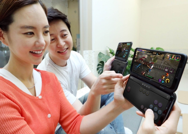 LG전자가 LG 듀얼 스크린 전용 게임 컨트롤러 LG 게임패드에 고객이 취향대로 만들어 쓸 수 있도록 하는 '나만의 게임패드' 기능 업데이트를 시작했다. LG전자 모델들이 '나만의 게임패드' 기능을 통해 만든 게임패드로 게임을 즐기고 있다. / 사진 제공 = LG전자