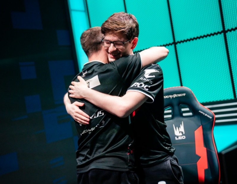 G2 e스포츠의 하단 듀오가 리버스 스윕을 달성한 이후 포옹하고 있다(사진=라이엇 게임즈 제공).