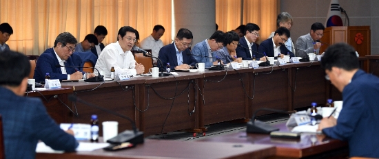 이용섭 광주광역시장은 지난 30일 오전 시청 중회의실에서 '광주시 산하 공공기관장 회의’를 주재하고 일본 수출규제 기업 지원과 광주비엔날레 성공개최를 위한 공동 노력 등을 당부했다./사진=광주광역시