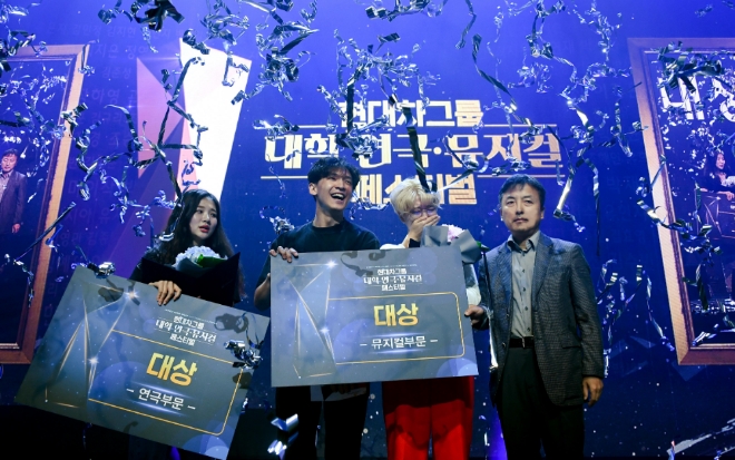 연극 단체상 부문, 뮤지컬 단체상 부문 대상(문화체육관광부 장관상)으로 선정된 수상자들. (왼쪽부터) ▲연극 부문 대상 수상팀인 극동대학교 수상자 대표 ▲뮤지컬 부문 대상 수상팀인 한양대학교 수상자 대표 2명과 ▲시상자인 김정배 문화체육관광부 문화예술정책실장이 기념사진을 촬영하고 있는 모습.