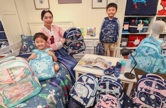 1일 오전 서울 강남구 논현동 WSI 플래그십 스토어 논현점 포터리반 키즈 매장에서 모델들이 책가방 상품을 소개하고 있는 모습