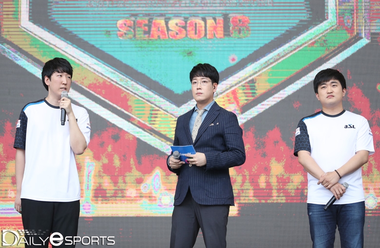 결승전에 들어가기 전 각오를 밝히고 있는 장윤철(왼쪽)과 이영호(오른쪽).