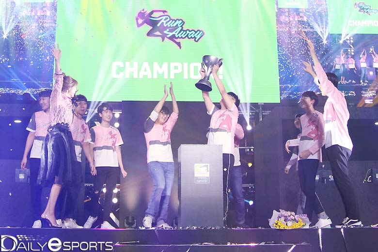 세 번째 컨텐더스 우승컵을 들어올린 러너웨이.