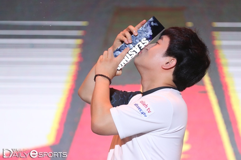 ASL 우승 트로피에 입을 맞추고 있는 이영호.