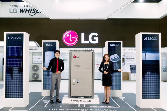 LG전자가 3일부터 6일까지 일산 킨텍스에서 열리는 ‘2019 대한민국 에너지대전(Korea Energy Show)’에 참가해 차별화된 토탈 에너지 솔루션을 대거 선보인다. LG전자 모델들이 멀티브이(Multi V), 에너지저장시스템(ESS; Energy Storage System) 등 LG전자만의 차별화된 총합 공조 제품을 소개하고 있다. / 사진 제공 = LG전자