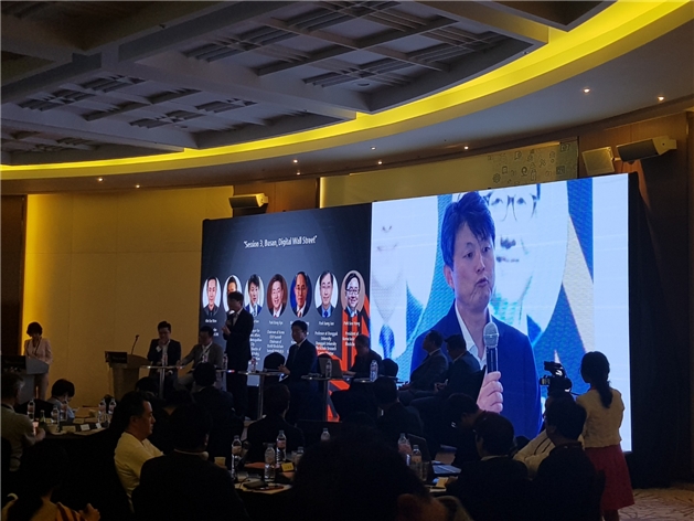 유재수 부산시 경제부시장이 ‘부산, 디지털 월스트리트(Busan, Digital Wall street)'란 주제로 기조연설을 하고 있다. 사진=비트윈글로벌