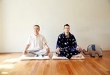 함께 명상을 하고 있는 혜민스님과 다니엘튜더