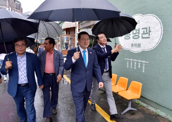 이용섭 광주광역시장이 3일 오후 동구 동명동과 장동 일원에서 광주 대표문화마을 추진상황 현장점검에 나선 가운데 이병훈 문화경제부시장, 임택 동구청장, 주민, 공무원 등과 마을 곳곳을 살펴보고 있다./사진=광주광역시