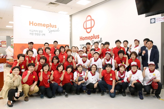 임일순 홈플러스 사장(앞줄 왼쪽 첫번째)이 장윤천 홈플러스 화성 동탄점장(앞줄 왼쪽 두번째)을 비롯한 임직원들과 함께 경기도 화성시 홈플러스 화성동탄점에서 스페셜 매장 오픈식에 참여하고 있다. 홈플러스는 화성동탄점을 스페셜 매장으로 3일 전환한 데 이어 4일 서울 남현점, 5일 부산 해운대점을 각각 홈플러스 스페셜 18호점, 19호점으로 리뉴얼 오픈한다고 밝혔다. 올해 선보이는 홈플러스 스페셜은 의류와 전자제품, 생활용품 등의 상품 종류는 줄이고 신선식품과 가공식품은 늘리는 등 상품 구색을 효율적으로 구성했다. / 사진 제공 = 홈플러스