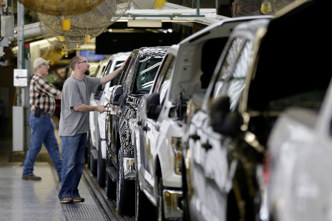 (사진=AP뉴시스)포드 자동차 생산직 직원이 미국 미주리주 클레이코모에 있는 캔자스시티 조립공장에서 신형 포드 F150 트럭의 차체를 조사하고 있다.