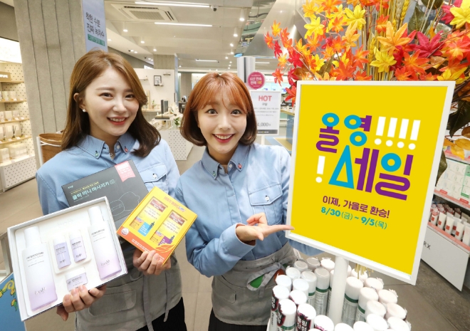 올리브영 직원들이 '올영세일'을 맞아 다양한 기획 세트를 소개하고 있다.